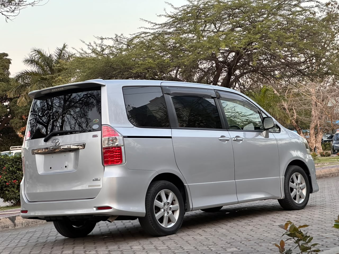 TOYOTA NOAH thumbnail 8